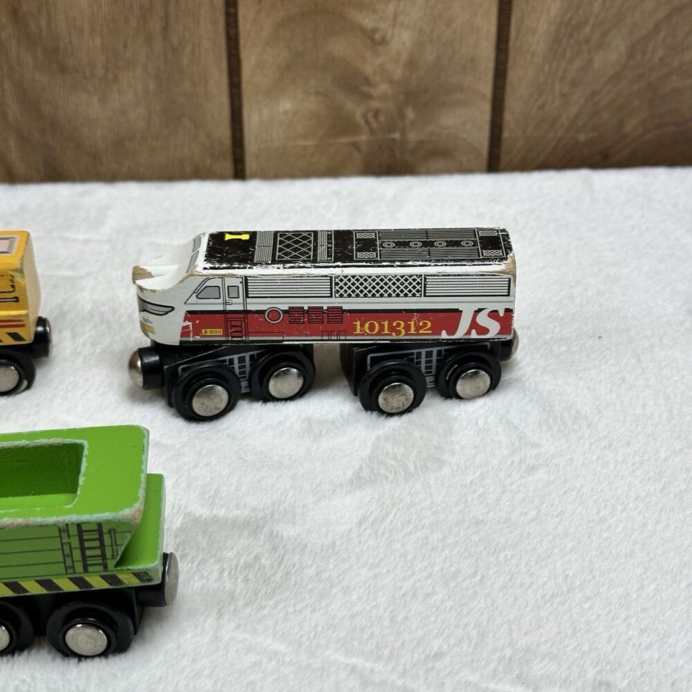 Maison Joseph Battat Yellow Wooden Engine Magnetic Thomas Train Car #379 - Picture 9 of 12